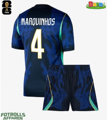 Brasilien Marquinhos #4 Bortaställ Barn VM 2026 Kortärmad (+ Korta byxor)